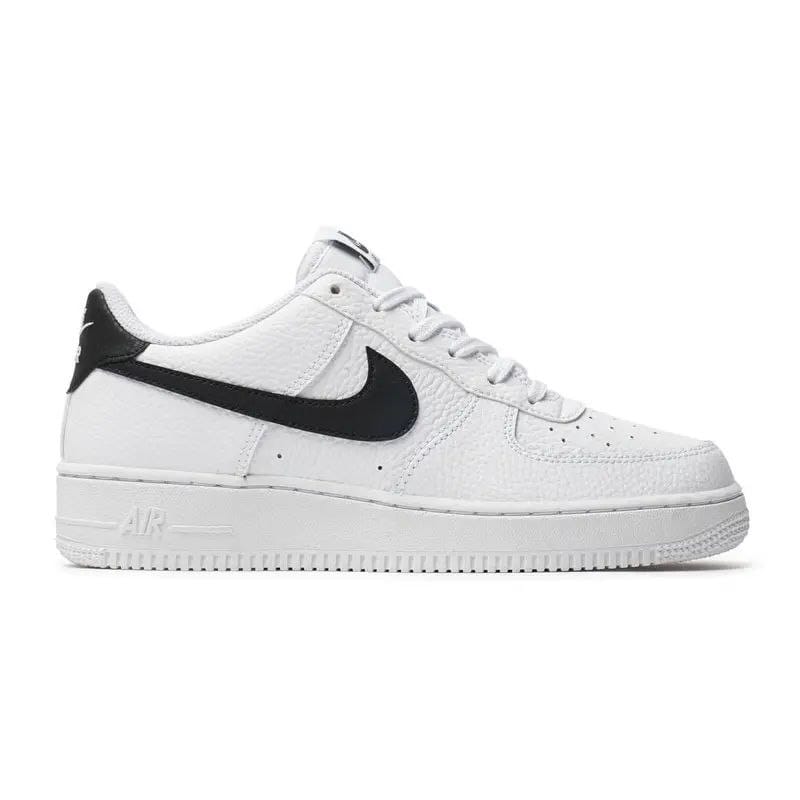 Nike Air Force 1 '07 trainers in white and black