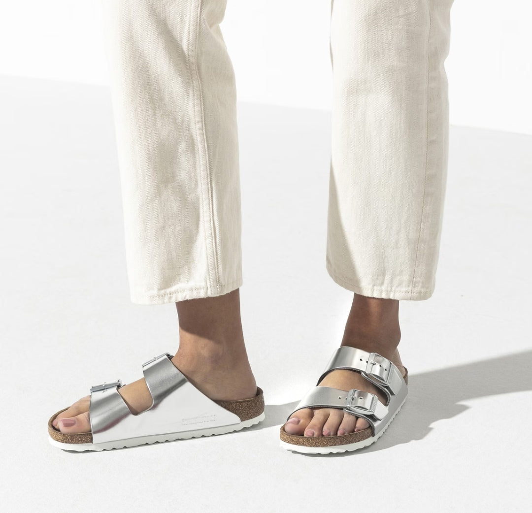 Birkenstock Arizona soft sole
genuine leather Silver with a metallic sheen